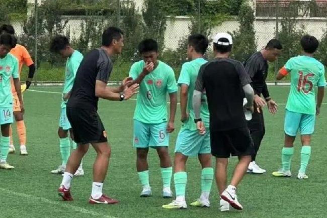 关于球队继续前行的一致性“我不想谈论这个，因为我们在赛后接受了很多采访，说‘现在我们要从这个问题中走出来’，我们没有。